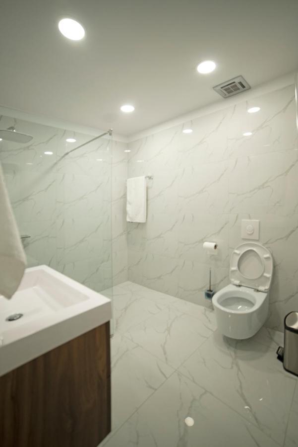 Nbt Hotel Reps Kukes Екстер'єр фото